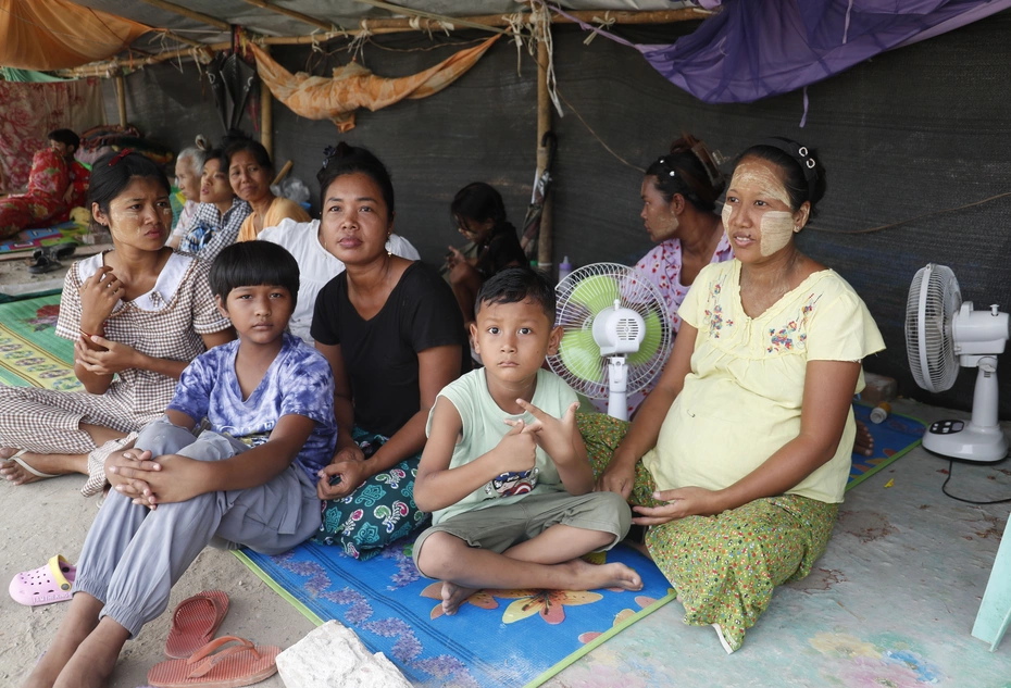 Famiglia in un campo di emergenza in Myanmar dopo il terremoto - sostegno grazie alle donazioni.