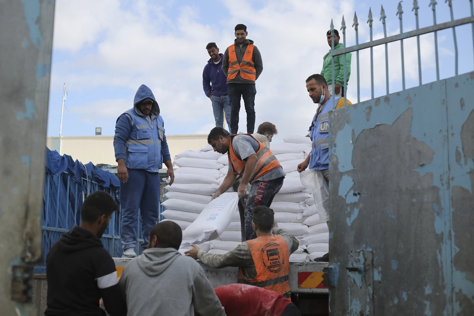 Le Nazioni Unite distribuiscono farina a Rafah Operatori dell'ONU distribuiscono farina ai palestinesi di Rafah durante la guerra - le donazioni forniscono un aiuto vitale.
