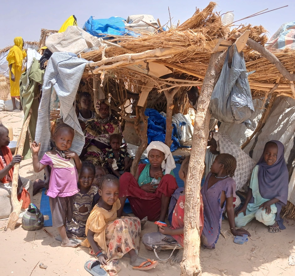 Enfants et femmes dans un camp de transit au Tchad – aide d’urgence et soutien vital pour assurer protection et dignité.