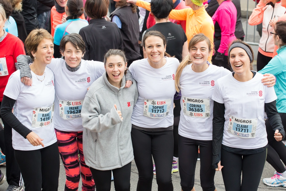 Sei donne con magliette della Catena della Solidarietà partecipano a un evento sportivo – raccolta fondi con solidarietà attiva e visibilità.