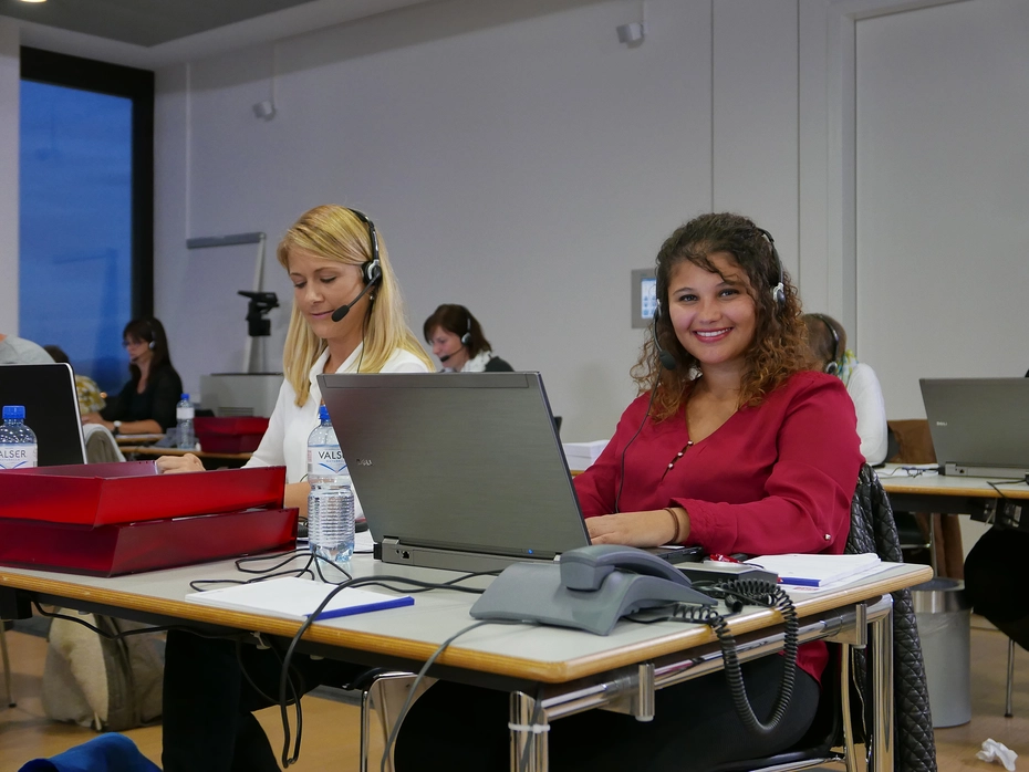 Due donne volontarie durante la giornata nazionale di donazione – sostegno solidale, raccolte fondi, impegno comunitario.