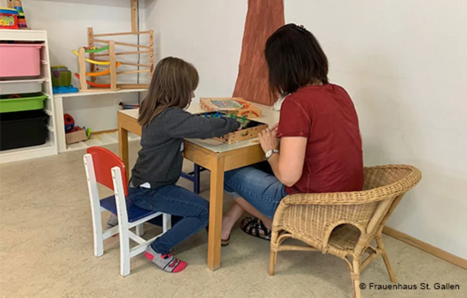Un bambino e un adulto che giocano insieme in un luogo sicuro: un aiuto essenziale per i bambini vittime di violenza o in crisi.