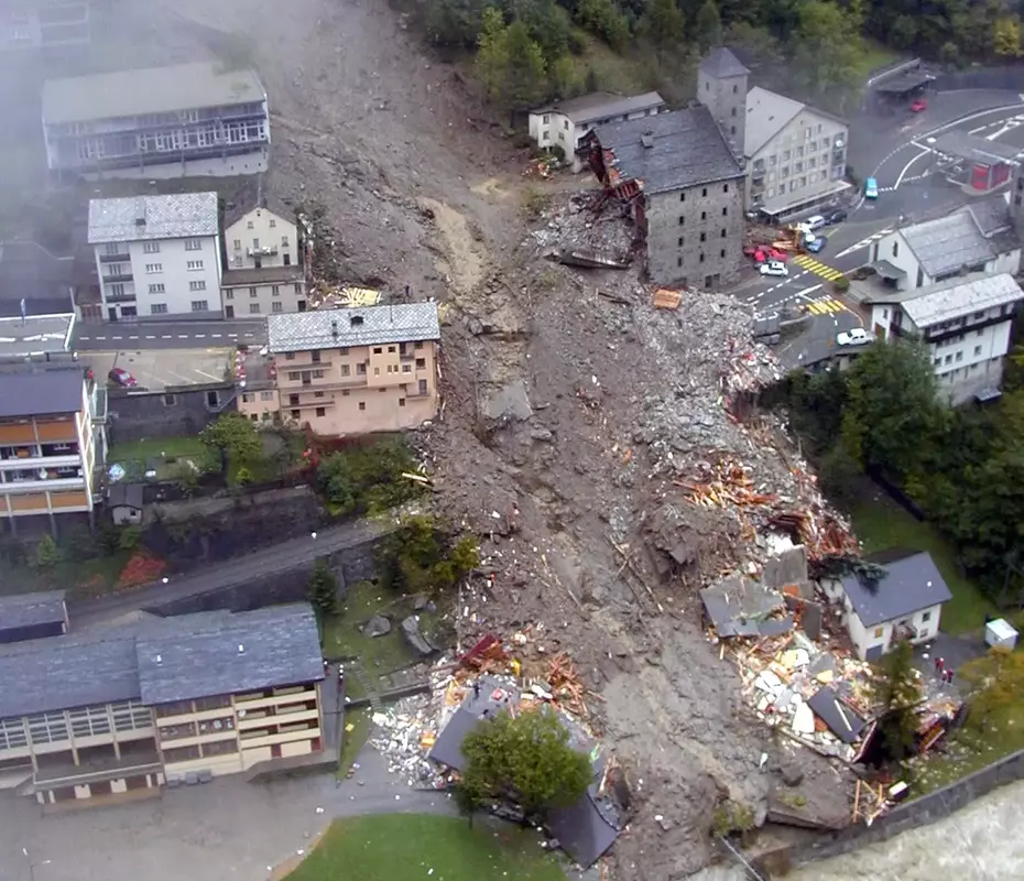 Vista aerea di una città gravemente danneggiata dalle tempeste in Vallese e Ticino, sostenuta dalla campagna di solidarietà del 2000.