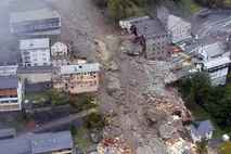 Vista aerea di una città gravemente danneggiata dalle tempeste in Vallese e Ticino, sostenuta dalla campagna di solidarietà del 2000.