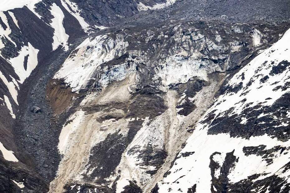 Ghiacciaio con neve e rocce