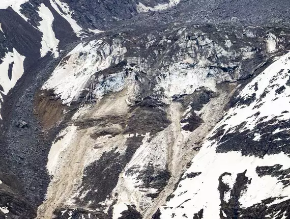 Ghiacciaio con neve e rocce