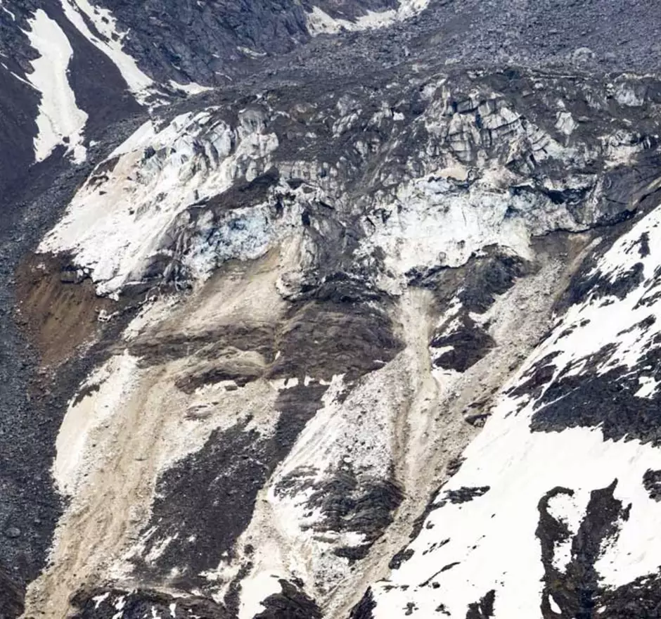 Ghiacciaio con neve e rocce