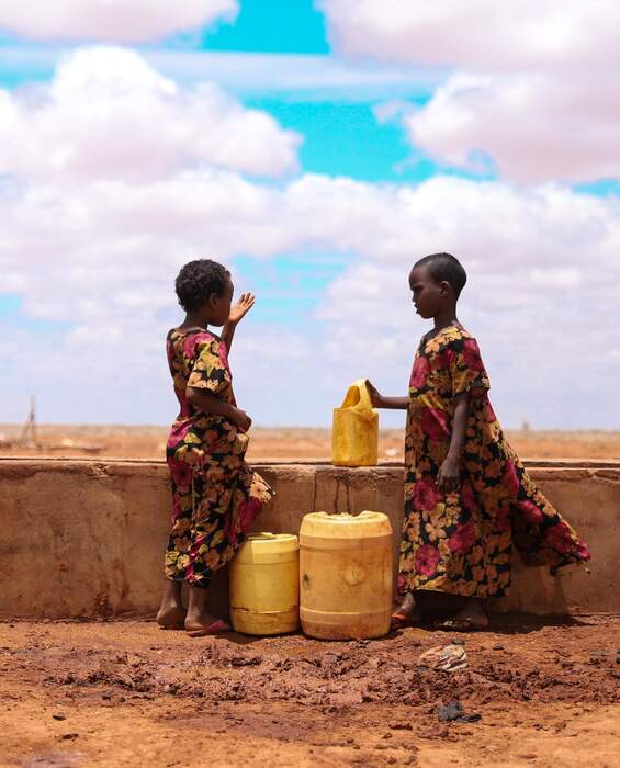 Acqua potabile per due bambini in Kenya Due bambini in un punto d'acqua in Kenya - acqua potabile grazie agli aiuti allo sviluppo.