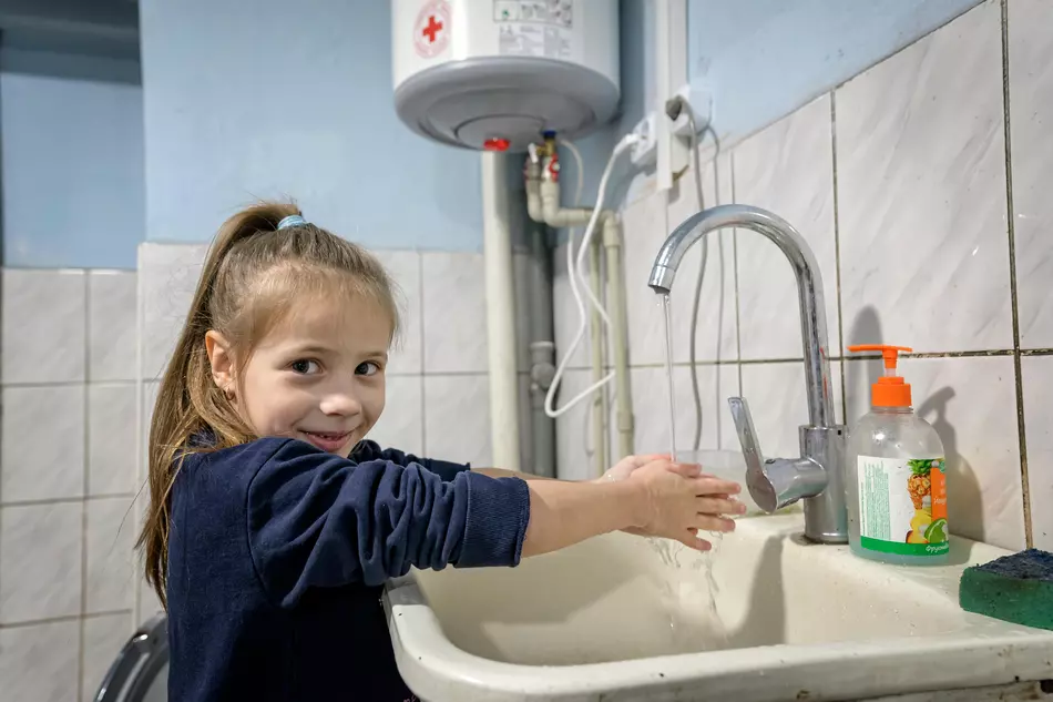 Acqua pulita per i bambini in Ucraina Una bambina si lava le mani con un sorriso: l'accesso all'acqua potabile e all'igiene è reso possibile dagli aiuti umanitari in Ucraina.