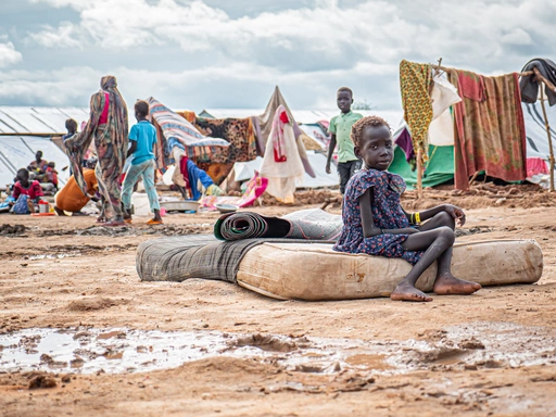 Un bambino in un campo in Sud Sudan: urgente bisogno di aiuti umanitari.