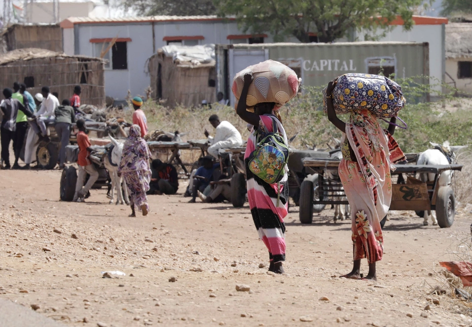 Fuga verso il Sud Sudan via Joda Rifugiati sudanesi e sudanesi rimpatriati arrivano al posto di frontiera di Joda - aiutati dalle agenzie umanitarie di Renk a far fronte alla guerra.
