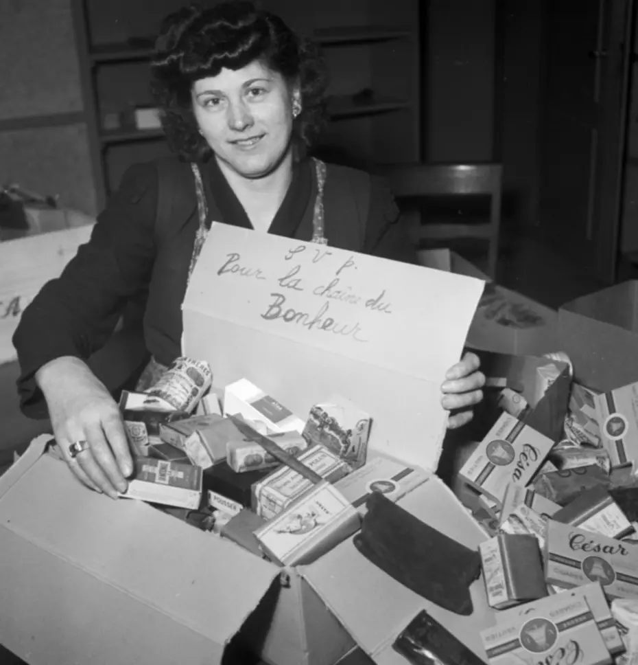Tabacco e cioccolato donati agli anziani – aiuto solidale della Catena della Solidarietà nel 1948.