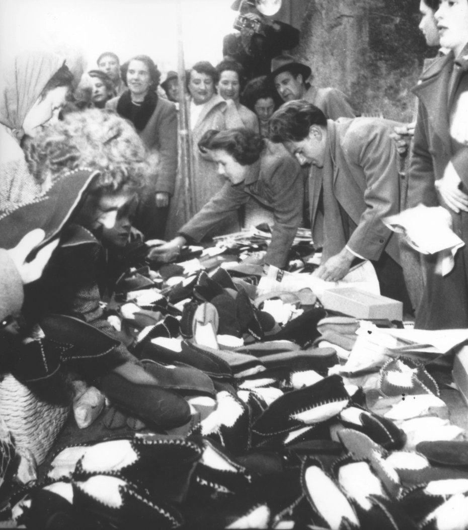 Volontari realizzano pantofole da vecchi cappelli di feltro – aiuto concreto della Catena della Solidarietà nel 1948.