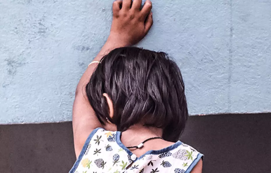 Aiutare i bambini in difficoltà Un bambino appoggiato a un muro: una silenziosa richiesta di protezione.