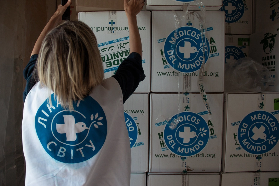 Ripristino dell'assistenza sanitaria in Ucraina Un'operatrice di Médecins du Monde accatasta pacchi medici: un supporto essenziale per ripristinare l'assistenza sanitaria in Ucraina dopo i bombardamenti.