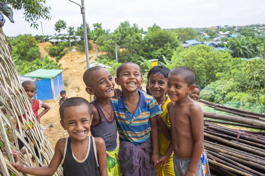 I bambini sorridenti beneficiano di assistenza e istruzione - le vostre donazioni cambiano la vita e danno speranza.
