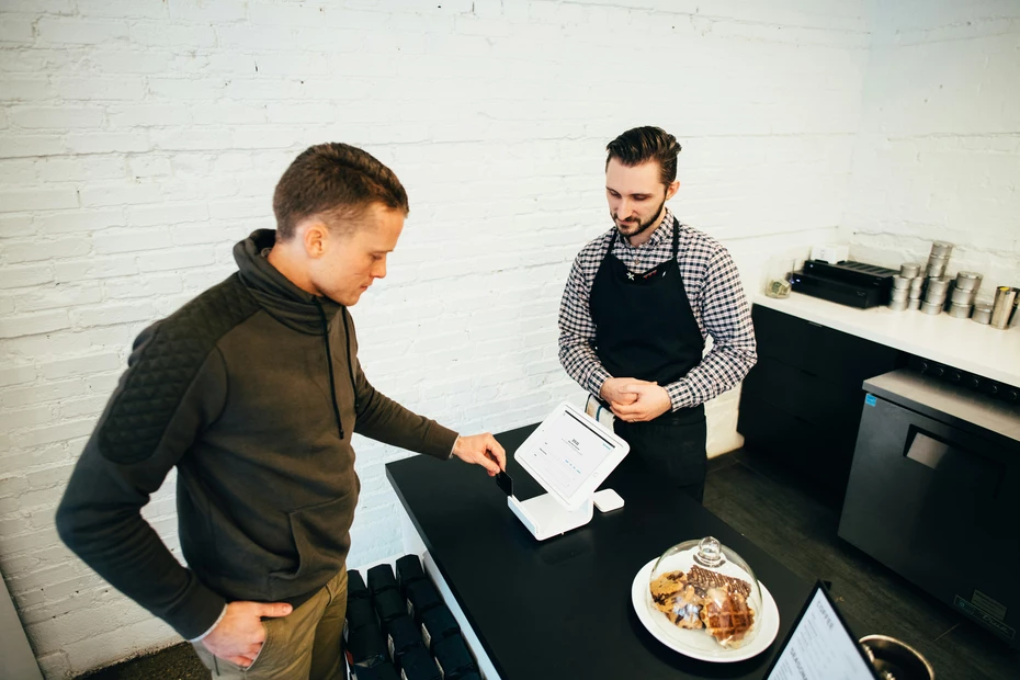 Donazioni dei clienti al punto vendita Impiegato alla cassa con cliente – coinvolgete i vostri clienti trasformando punti fedeltà o acquisti in un sostegno concreto alla Catena della Solidarietà.