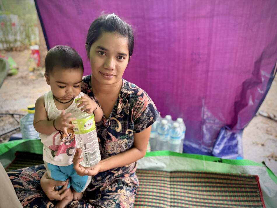 Una madre e un bambino in un campo di emergenza in Myanmar dopo il terremoto: servono donazioni e sostegno