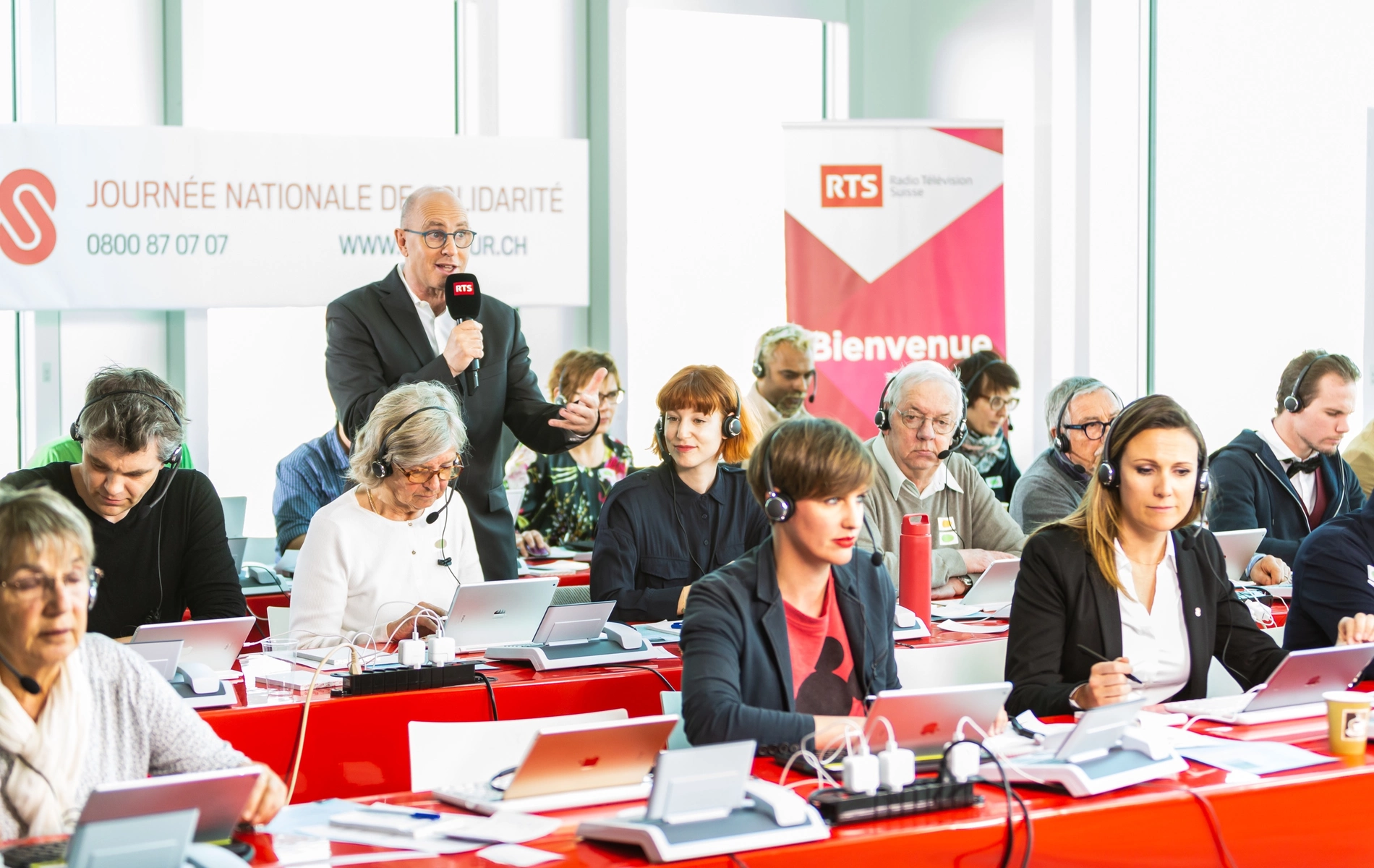 Persone che raccolgono donazioni telefoniche in occasione della giornata nazionale di solidarietà
