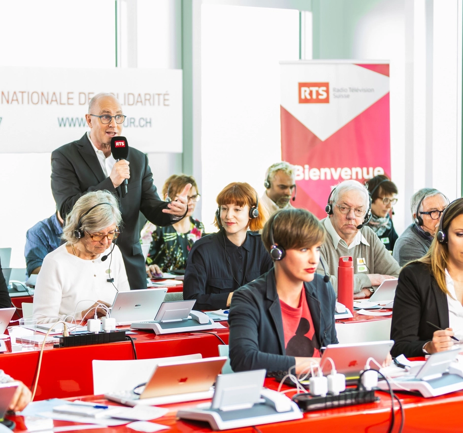 Persone che raccolgono donazioni telefoniche in occasione della giornata nazionale di solidarietà