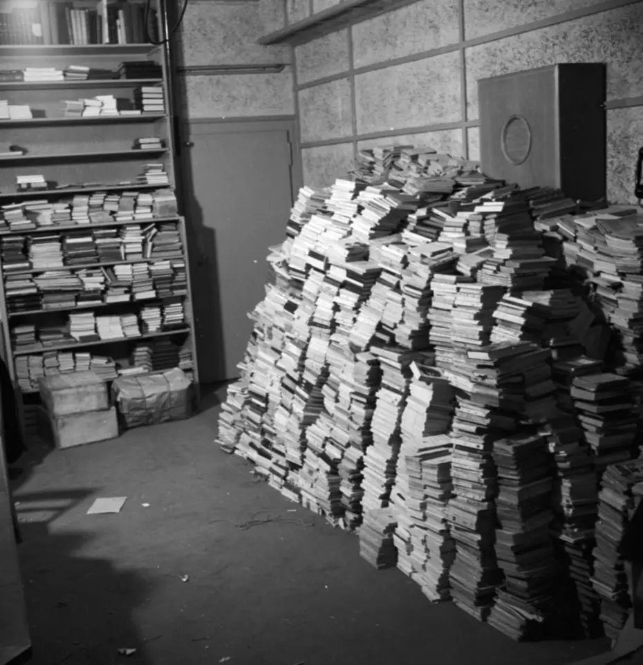 Pile di libri donati per soldati feriti – iniziativa della Catena della Solidarietà nel dopoguerra, 1947.