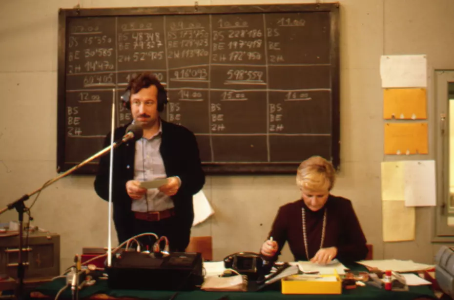 Due conduttori radiofonici durante una trasmissione della Catena della Solidarietà – le origini nella radio pubblica.