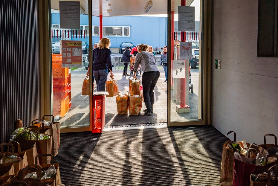 Aiuto alimentare per persone in situazioni precarie Distribuzione di cibo da parte dell'Esercito della Salvezza in Svizzera per le persone in situazioni precarie - sostegno ai bisogni di base e assistenza sociale.