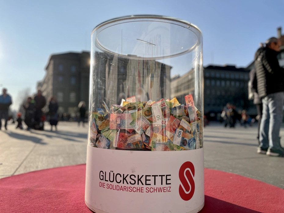 Donazioni aziendali per la solidarietà Contenitore per donazioni in contanti in strada – sostieni il cambiamento con una donazione aziendale.