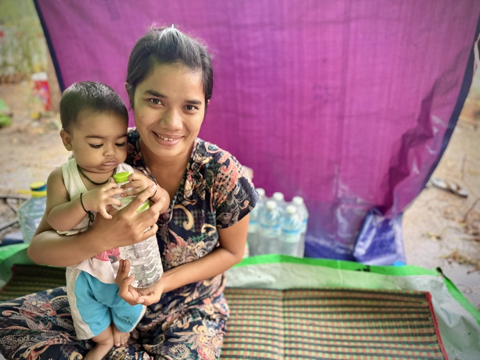 Una madre e un bambino in un campo di emergenza in Myanmar dopo il terremoto: servono donazioni e sostegno