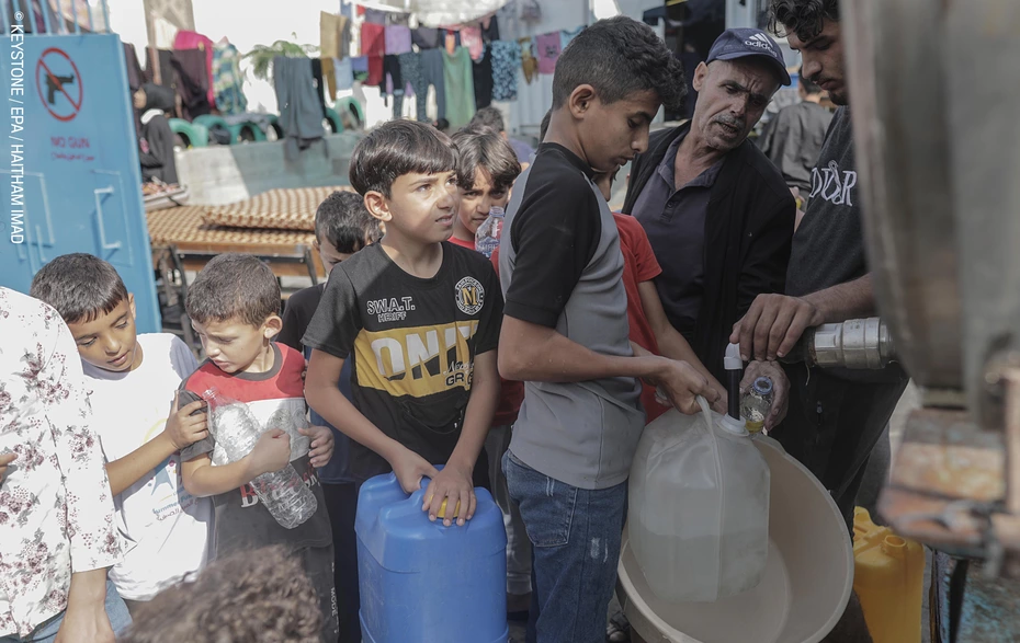 Distribuzione dell'acqua a Khan Younès I residenti del campo di Khan Younès fanno la fila per l'acqua - le donazioni garantiscono l'accesso all'acqua nonostante la crisi nel sud di Gaza.