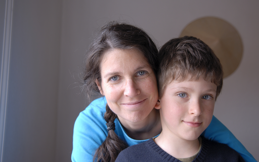 Una madre abbraccia suo figlio - la solidarietà con i bambini offre protezione, cure e accesso all'istruzione.