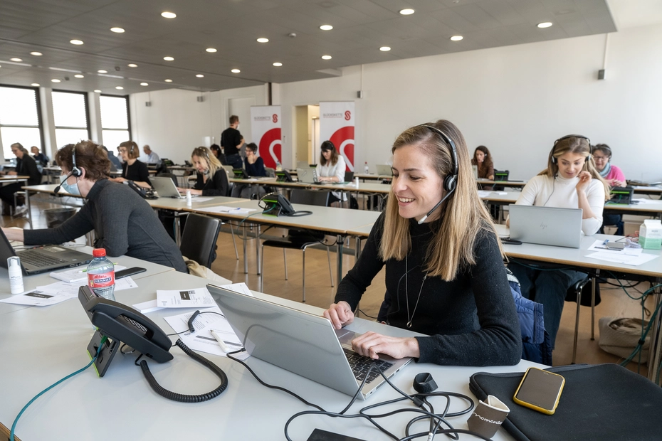 Raccolta di donazioni e fornitura di aiuti Una donna riceve donazioni al telefono: grazie alla giornata nazionale di solidarietà è possibile fornire aiuti urgenti.