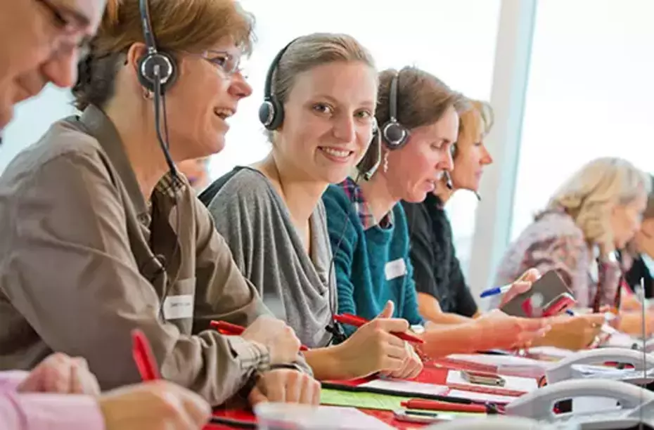 Lavoro volontario al call center per raccogliere donazioni e fare la differenza.