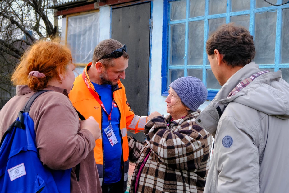 Aiuto finanziario per le persone vulnerabili Un'anziana donna viene assistita da Medair davanti alla sua abitazione: denaro in contanti per beni di prima necessità come riscaldamento, vestiti caldi o trasporti.