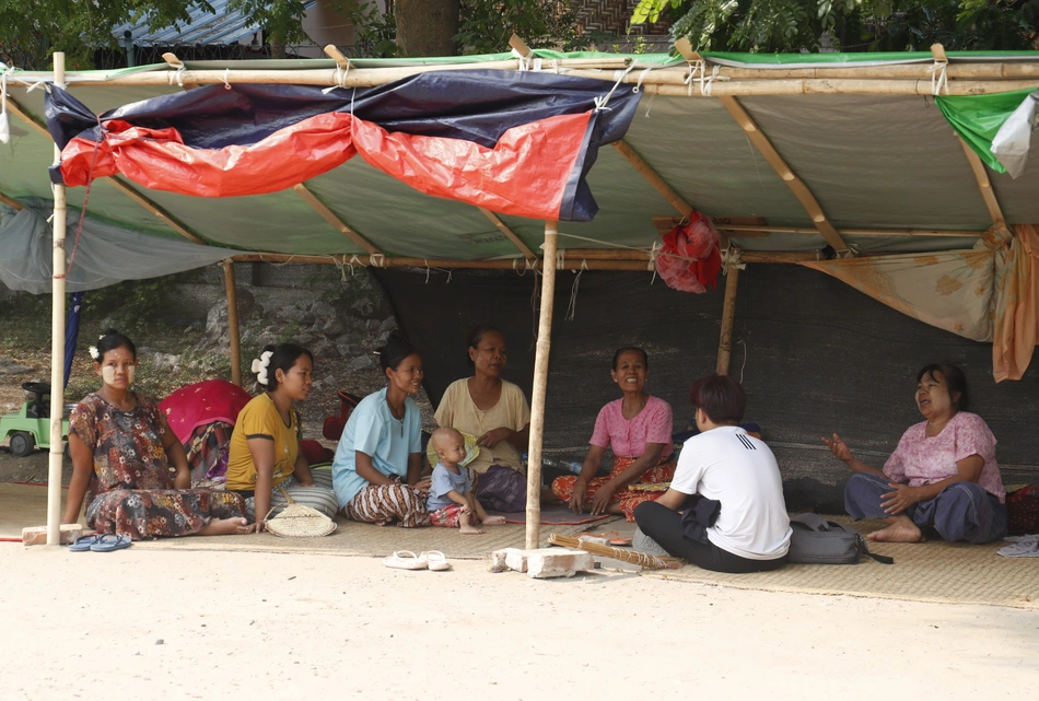 Famiglia in un campo di emergenza in Myanmar dopo il terremoto - sostegno grazie alle donazioni.