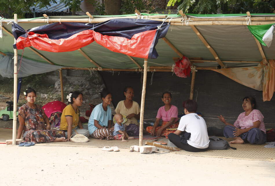 Solidar Suisse Famiglia in un campo di emergenza in Myanmar dopo il terremoto - sostegno grazie alle donazioni.
