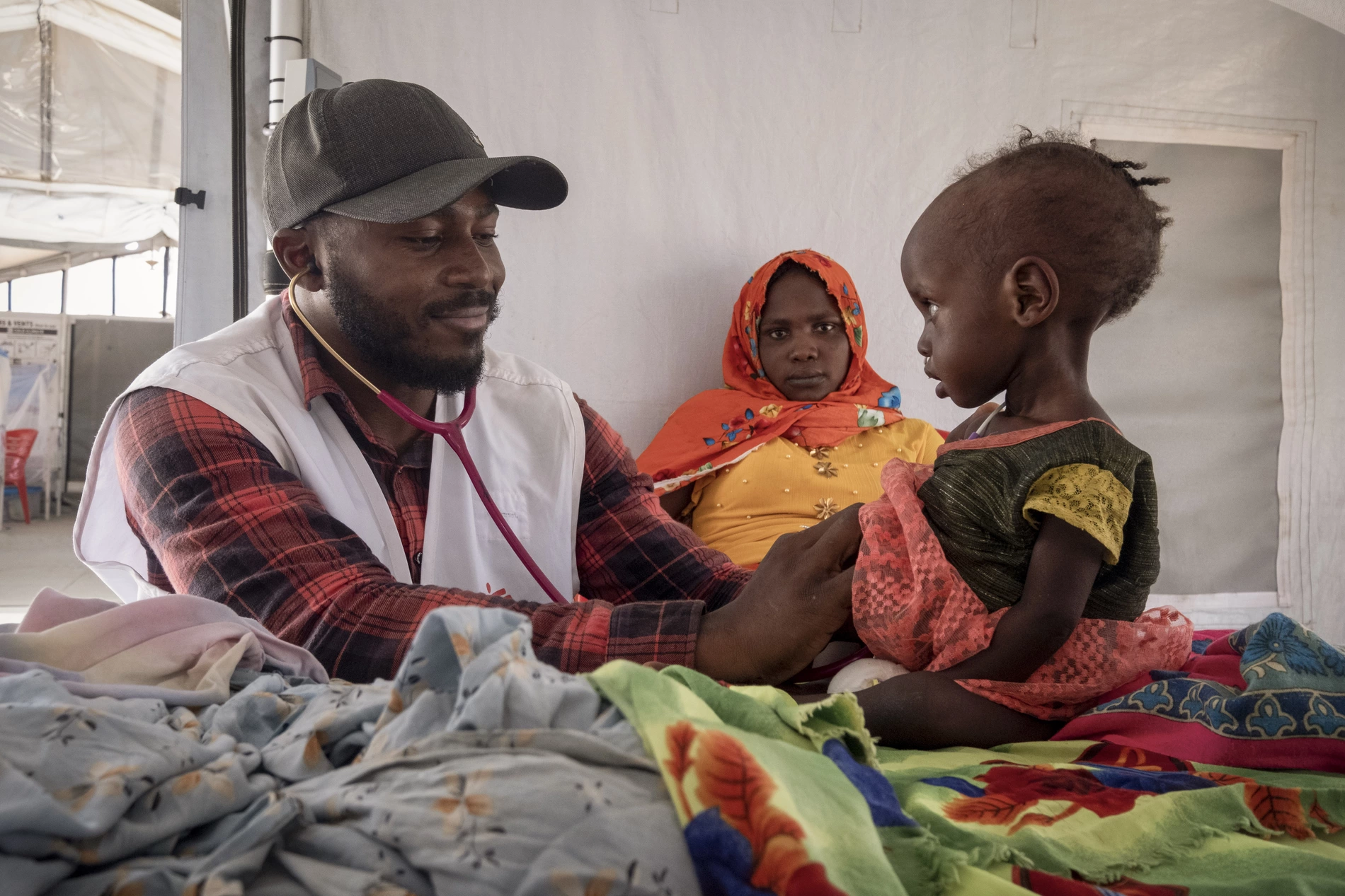 Assistenza ai bambini rifugiati e malnutriti del Darfur Bambini sudanesi malnutriti, rifugiati dal Darfur, vengono curati nel campo di Metche in Ciad - le donazioni forniscono un aiuto vitale.