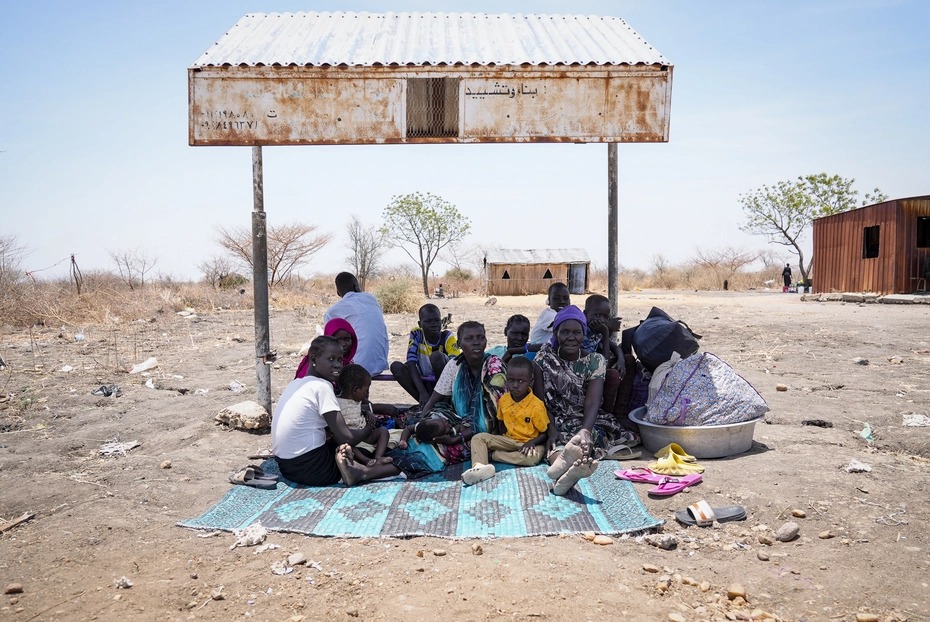 I rimpatriati sudanesi in attesa di aiuto a Renk I rimpatriati sud-sudanesi in fuga dalla guerra in Sudan aspettano a Renk, bisognosi di aiuti d'emergenza e supporto umanitario.