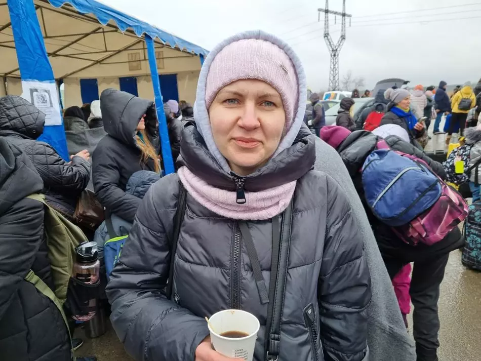 Aiuti di emergenza per i rifugiati in Ucraina Una donna tiene in mano una tazza di bevanda calda in un centro di assistenza ai rifugiati in Ucraina - un gesto di speranza e di sostegno.