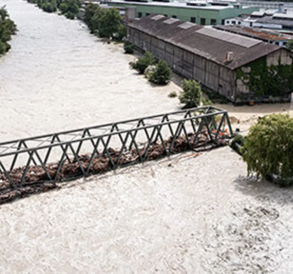 Emergenza dopo le alluvioni Alluvione massiccia, ponte bloccato: gli aiuti di emergenza proteggono e sostengono le famiglie colpite.