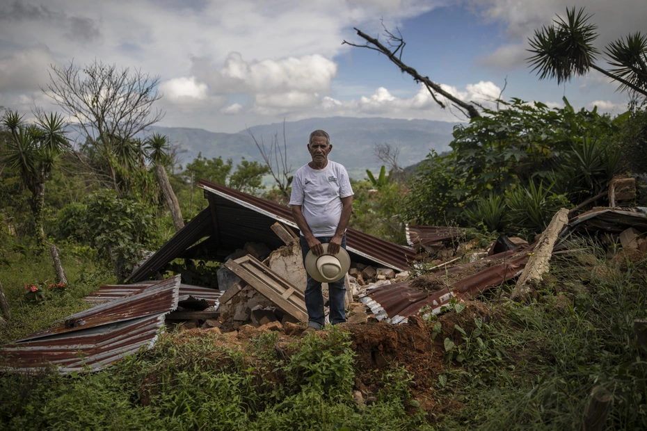 Un uomo si trova davanti alle rovine della sua casa a La Reina, in Honduras - le donazioni aiutano la ricostruzione dopo gli uragani Eta e Iota.