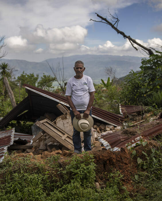 Aiutare la ricostruzione in Honduras Un uomo si trova davanti alle rovine della sua casa a La Reina, in Honduras - le donazioni aiutano la ricostruzione dopo gli uragani Eta e Iota.