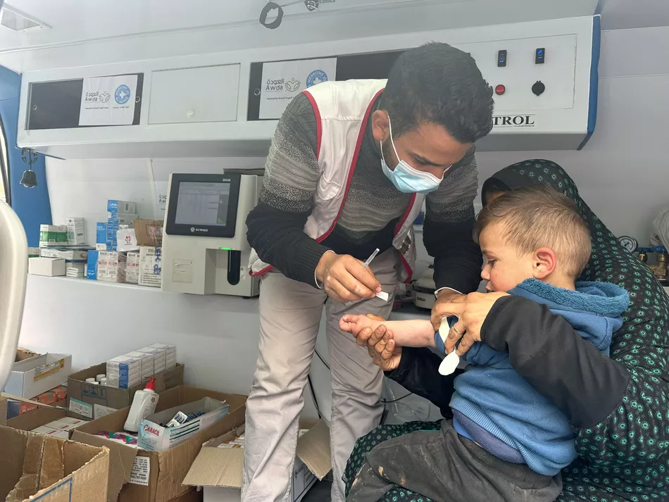 Médecins du Monde Suisse Un bambino ferito riceve cure mediche a Gaza: le donazioni forniscono un aiuto d'emergenza vitale.