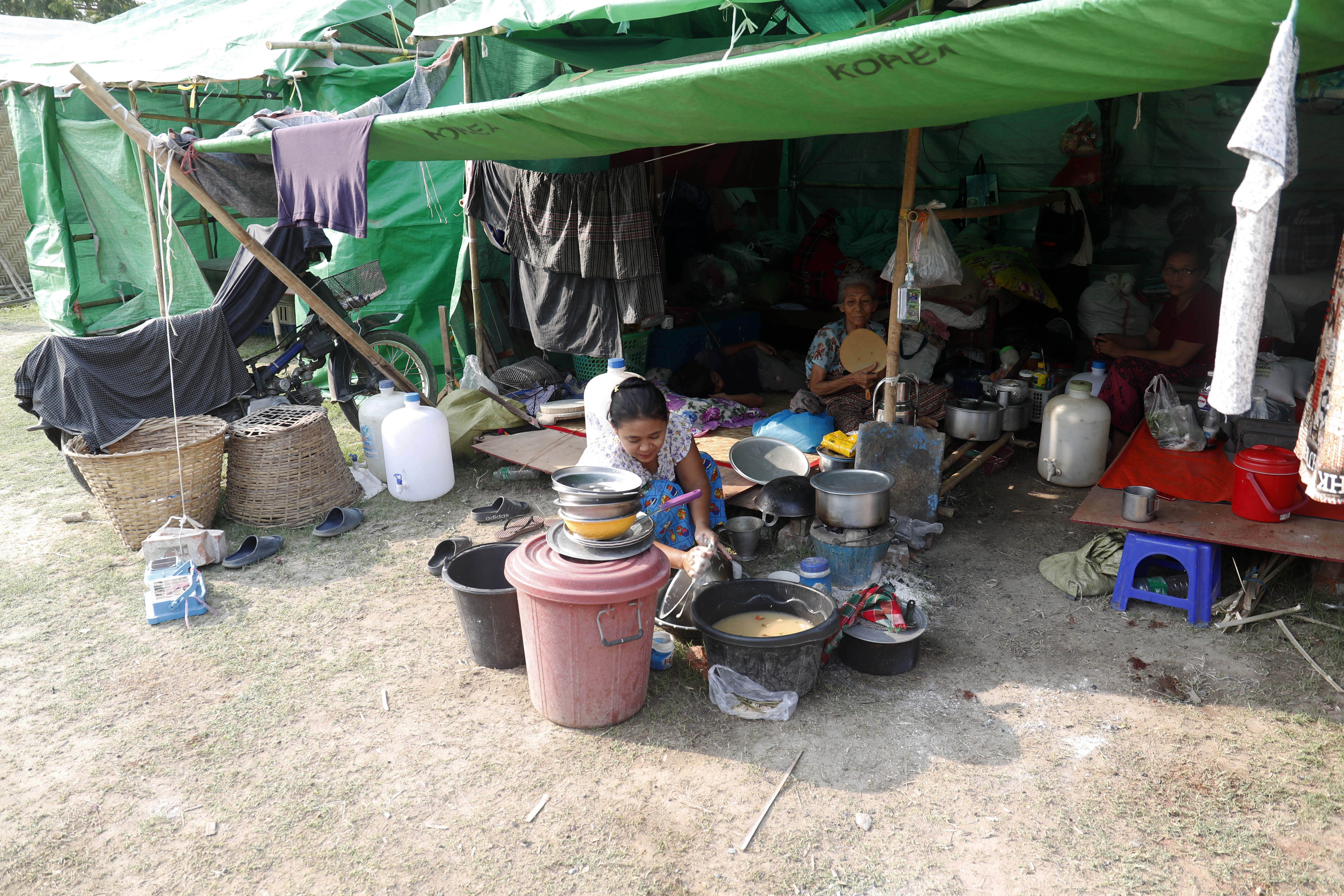 SwissAid Famiglia in un campo di emergenza in Myanmar dopo il terremoto - sostegno grazie alle donazioni.