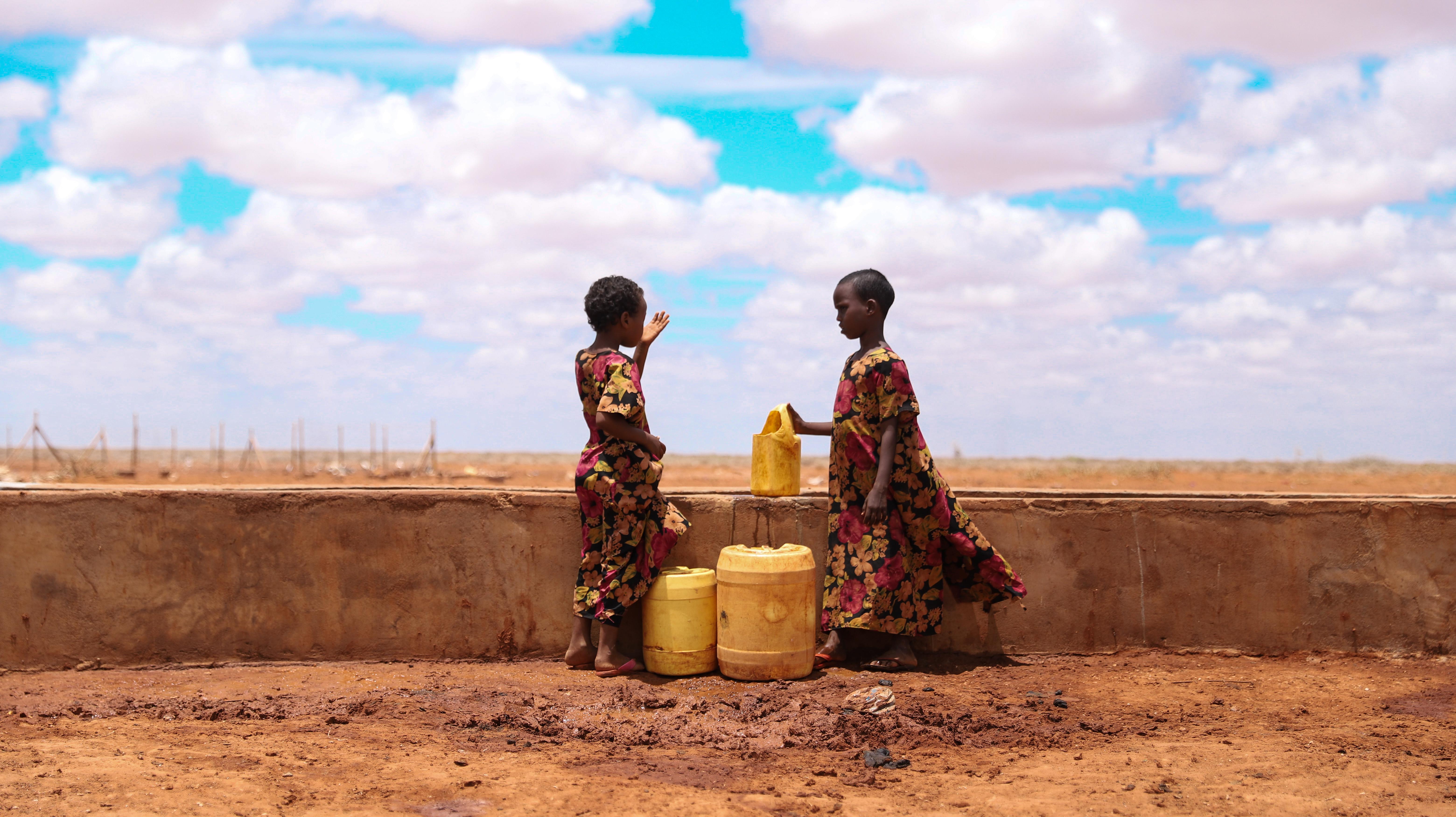 Acqua potabile per due bambini in Kenya 2022: siccità in Africa occidentale